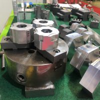 チャックの下側にブロックをつけるとバイスで簡単に丸物が加える