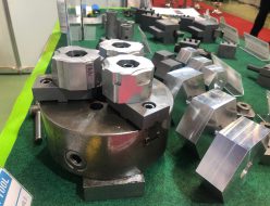 チャックの下側にブロックをつけるとバイスで簡単に丸物が加える