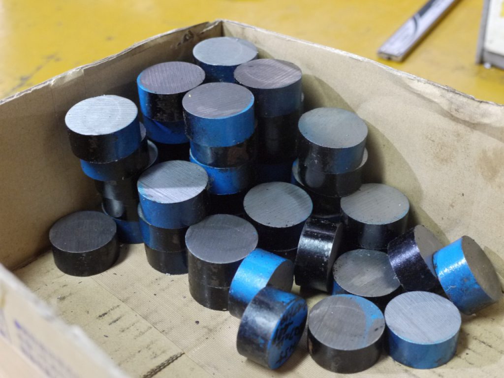 高速度工具鋼(ハイス)の素材。黒皮。