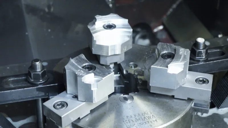 マシニングや五軸でも使える六角生爪カメチャック。旋盤で成形した子爪を後工程でも使用できます。