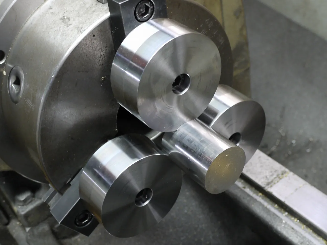 スクロールチャック用の丸型生爪カメチャックで丸棒をチャッキング