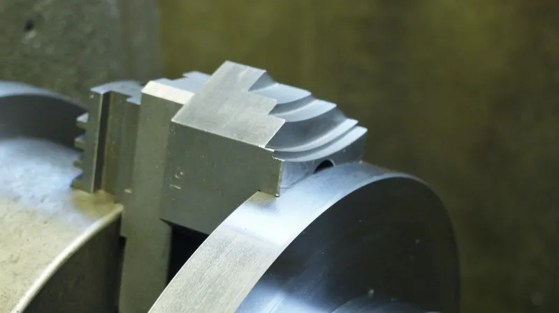 親爪を逆爪に反転させて子爪を成形して加工する。大径ワークにも対応できる六角生爪カメチャック