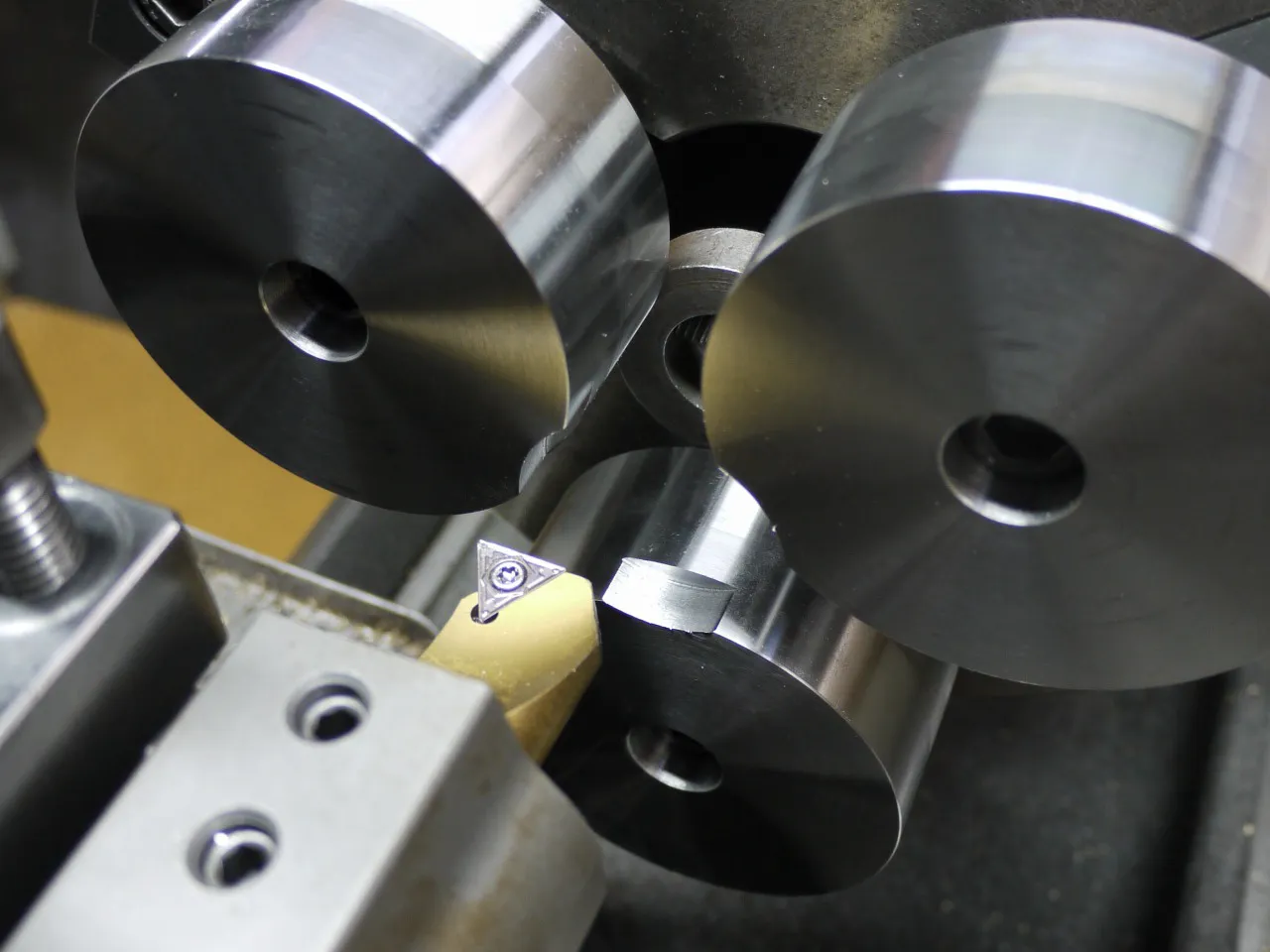 丸型生爪カメチャックRをゴリラホルダーに内径バイトを取り付けて成型