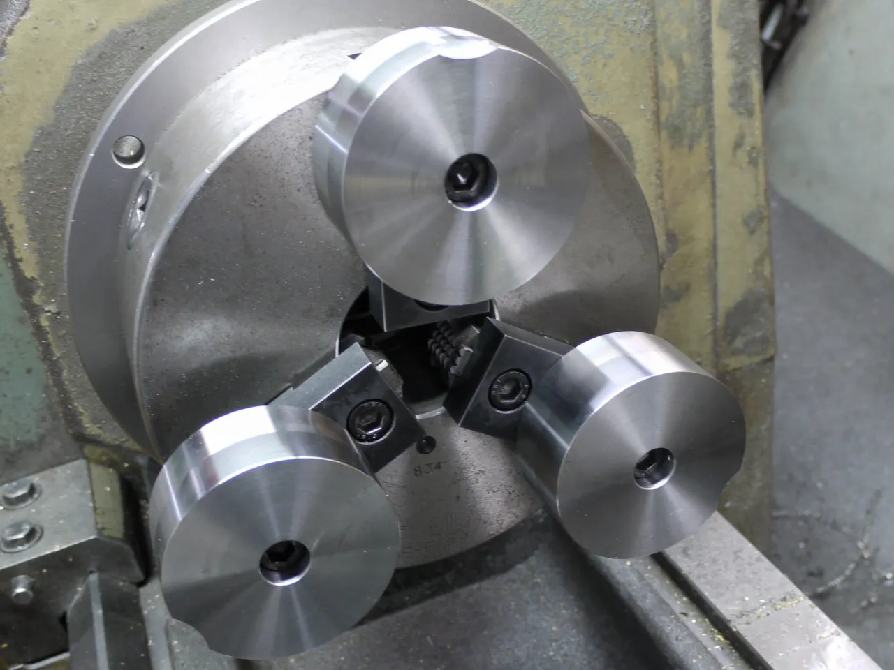 親爪を反転してチャック本体に取り付けることで、丸型生爪カメチャックＲを逆爪で使用できます。大径ワークもチャッキングできます。