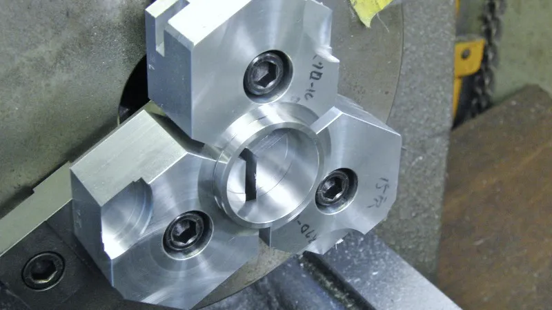 把握範囲を広くとれるように成形して加工することでひずみを減らす。歪みを減らすことで高精度な加工ができます。