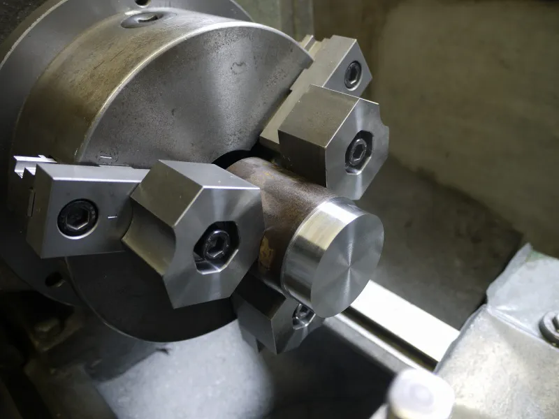 鉄系素材の黒皮素材をチャッキングした様子