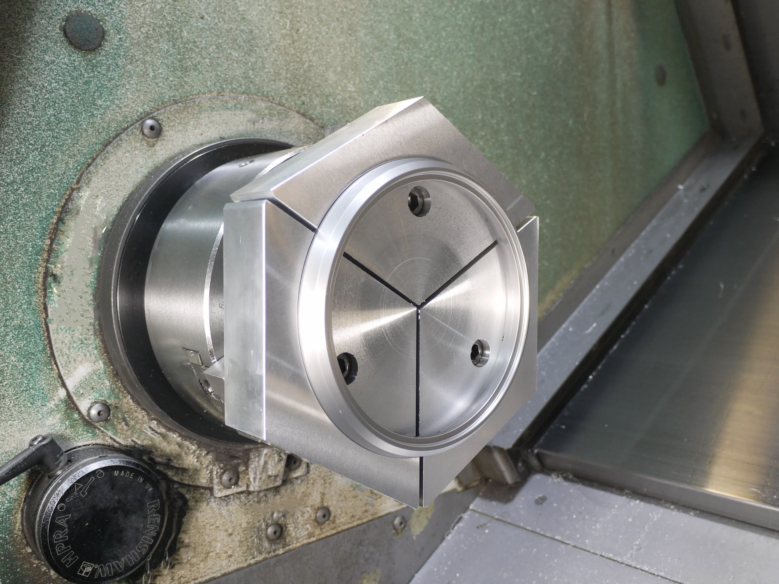 ひし型子爪｜接触面が広いひし型子爪で、反りやすいワークも安定把握