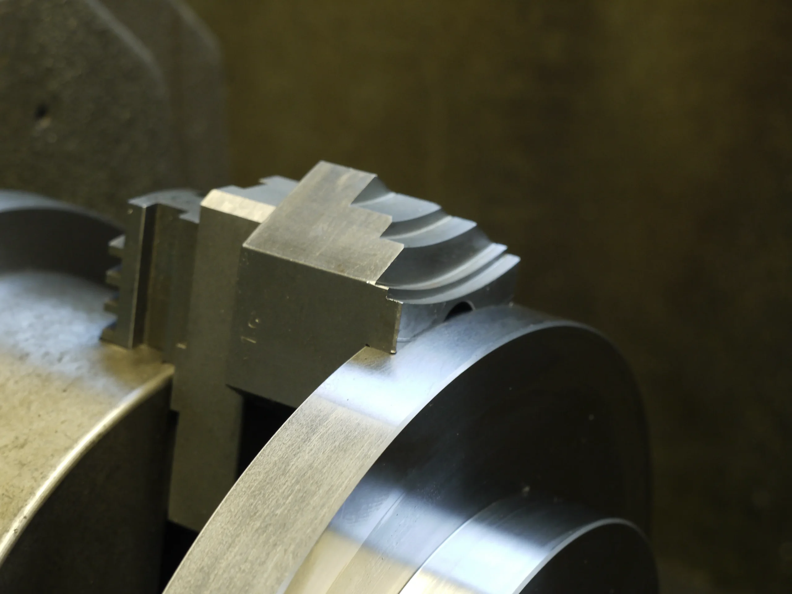 チャック本体に取り付ける親爪（ベース）を180度反転して逆爪として使えば大径ワークの把握にも対応可能です。